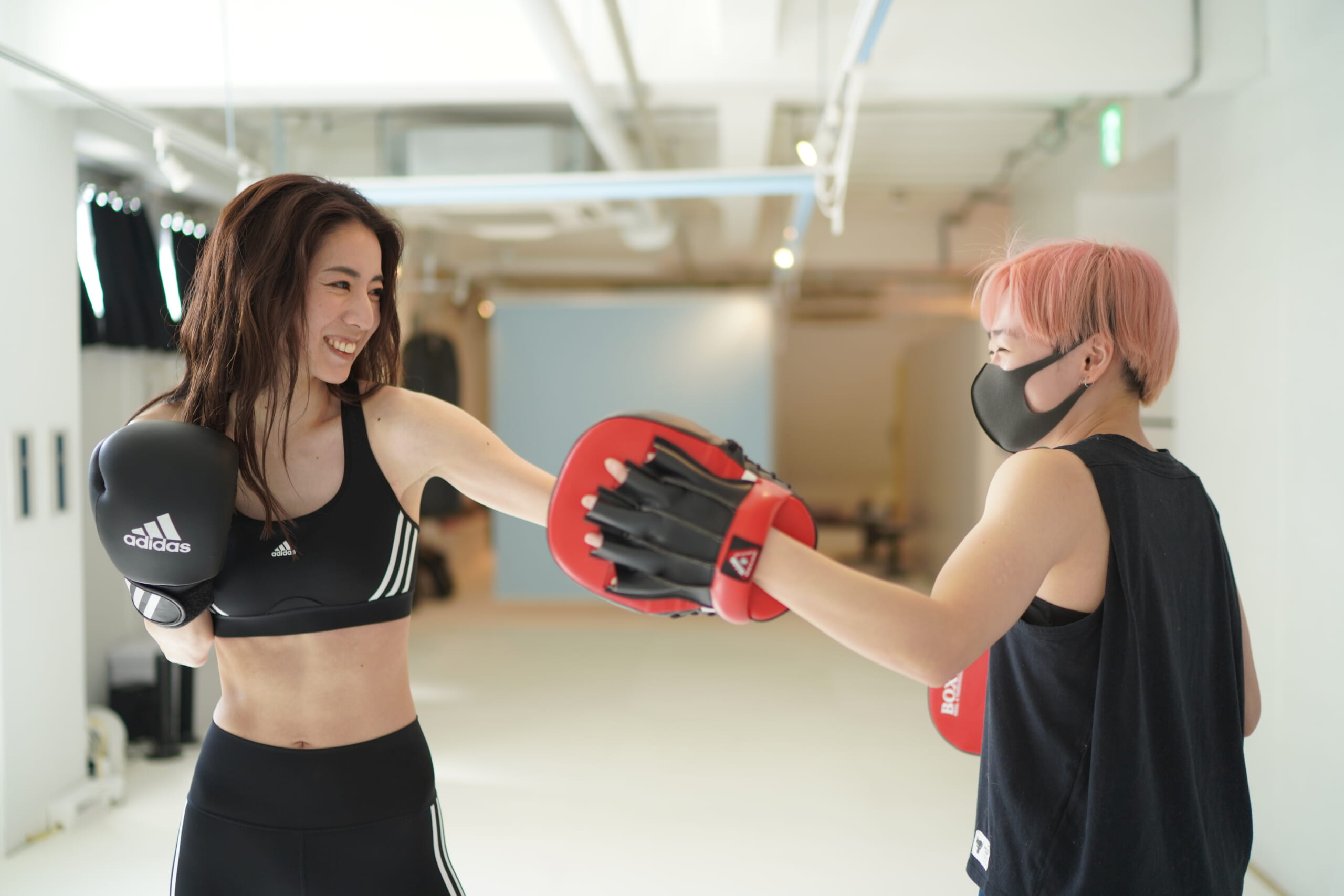 20代女性 - ミット打ちトレーニング