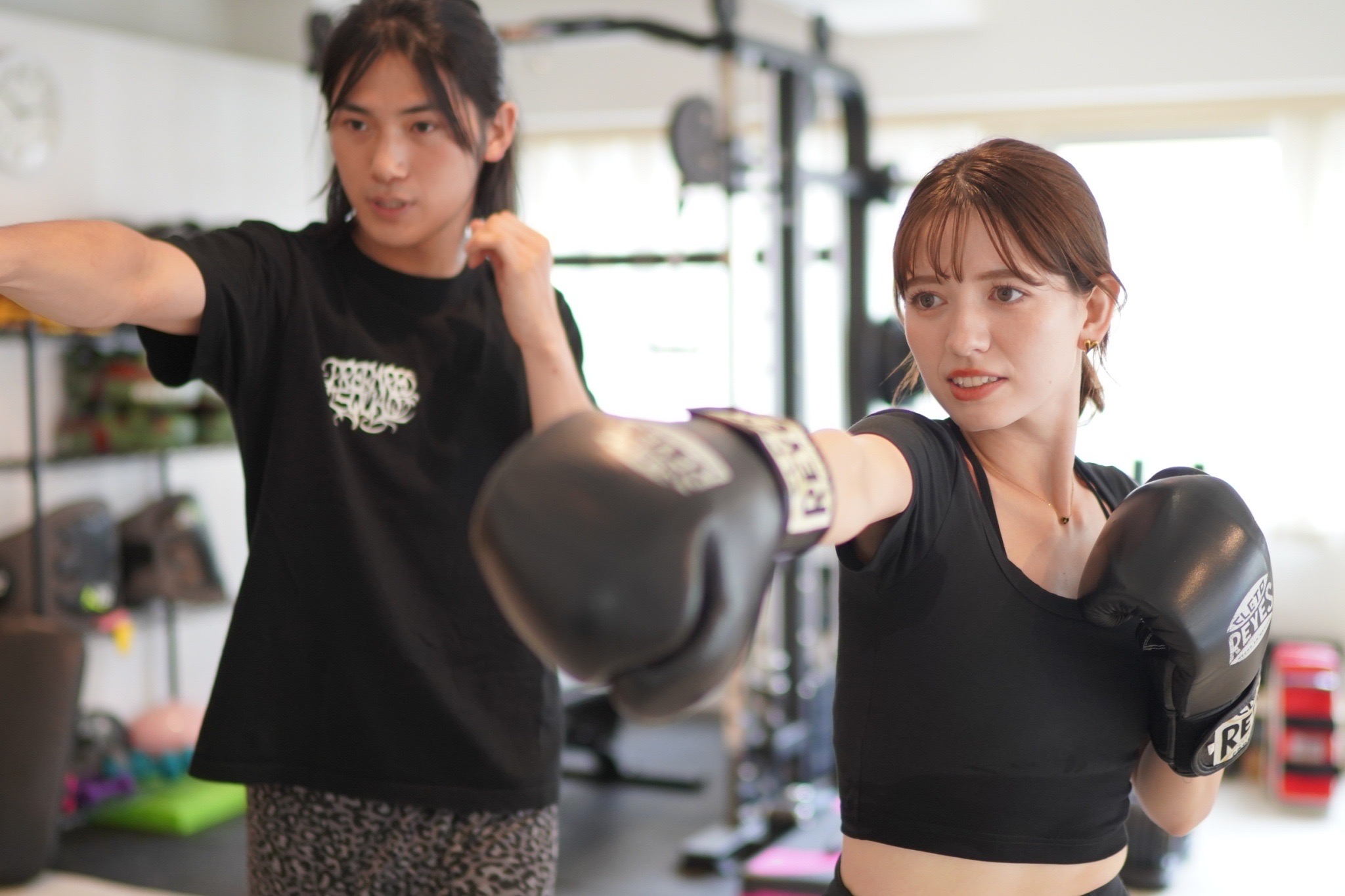 THIS ONE GYM - トレーナーとボクシングトレーニング風景